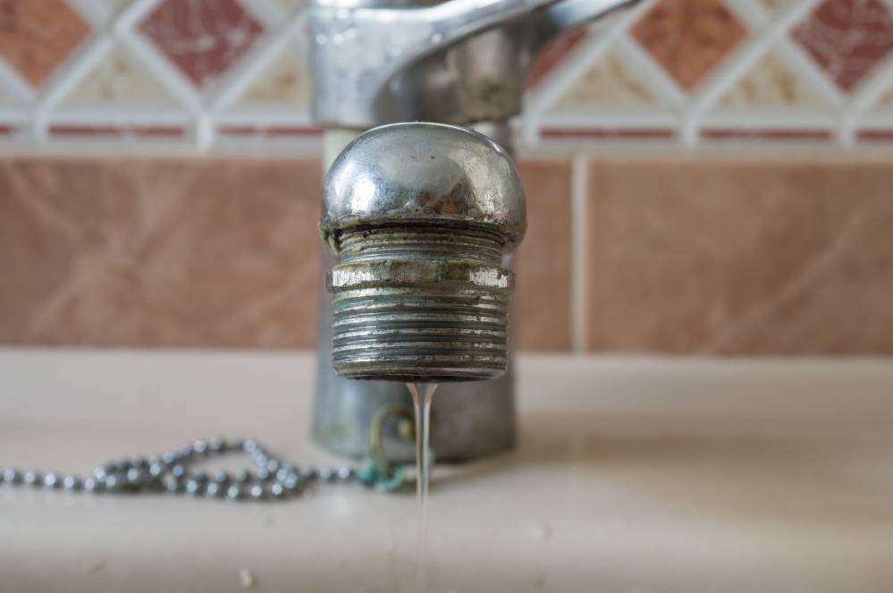 Calcaire dans vos sanitaires : comment s’en débarrasser ?